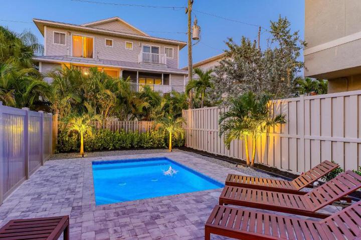 Exterior of Silver Shore - 657B