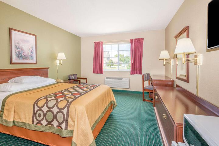 1 King Bed (3 of 8)