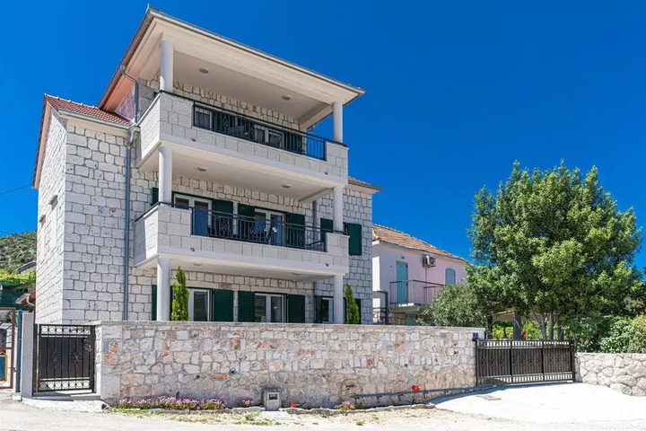 Beautiful Home in Vinisce With Outdoor Swimming Pool Wifi and Heated Swimming Pool