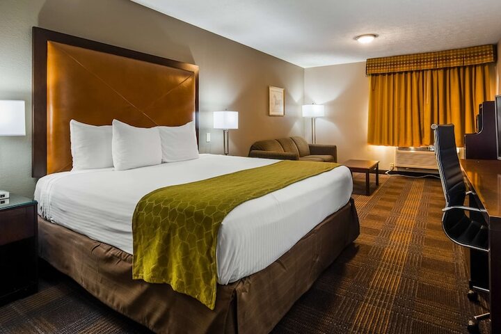 1 King Bed High Speed Internet Accessible Coffee Maker, Hairdryer Iron and Ironing Board (7 of 7)