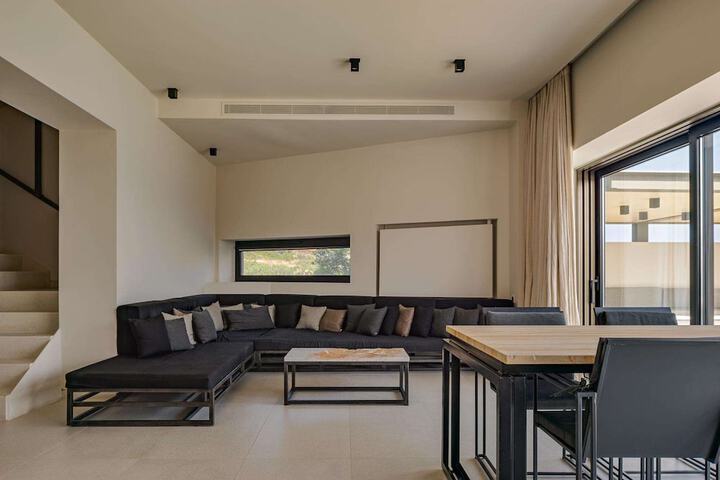 Room 33 of 214
