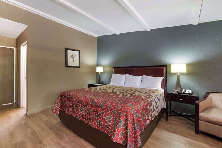 1 King Bed (1 of 7)