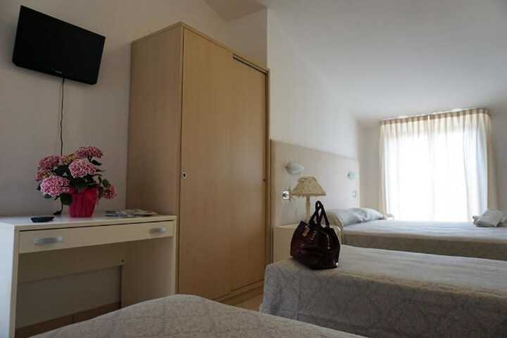 Room 4 of 16