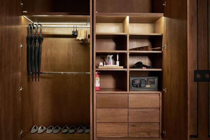 Room 27 of 193
