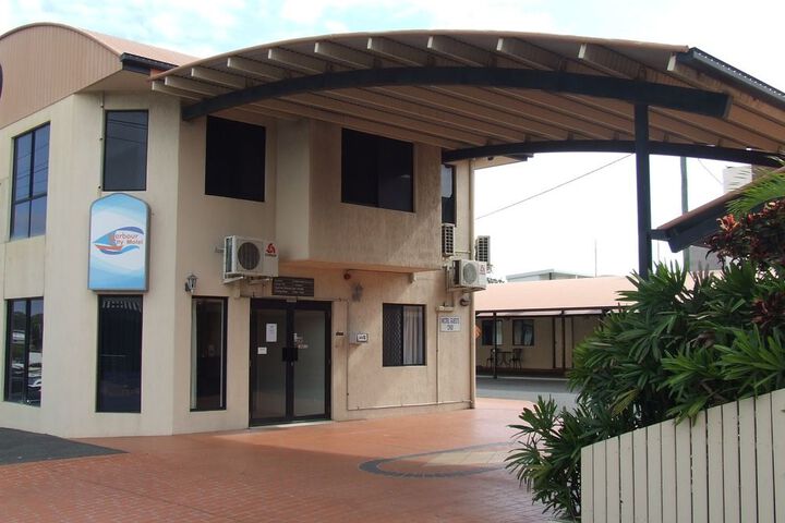Exterior of Best Western Harbour City Motor Inn