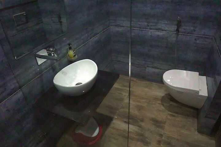 Room 5 of 6