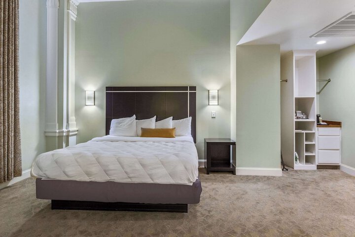 1 King Bed Accessible (4 of 24)