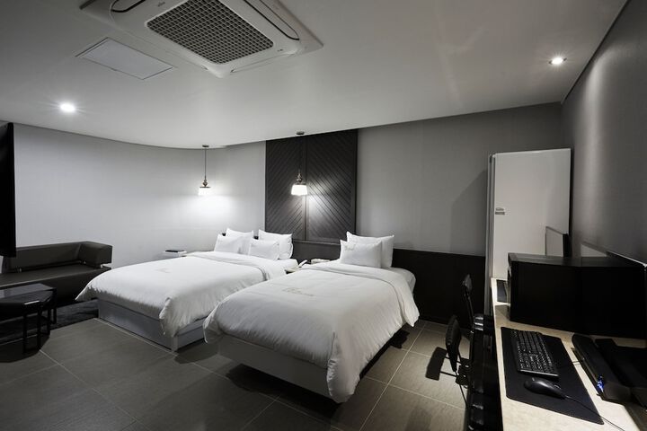 Room 12 of 110