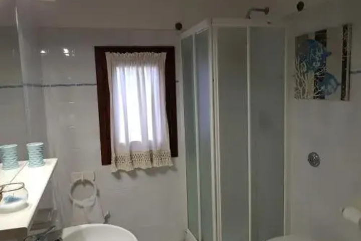 Room 10 of 11