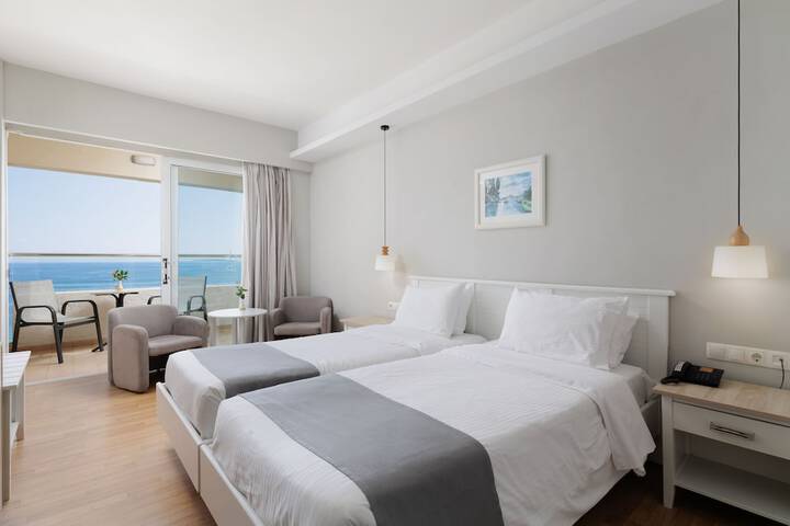 Room 28 of 208