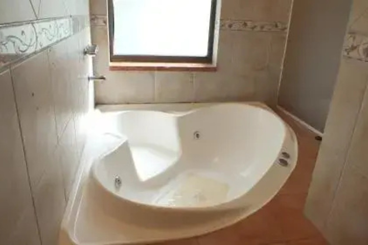 Room 7 of 9