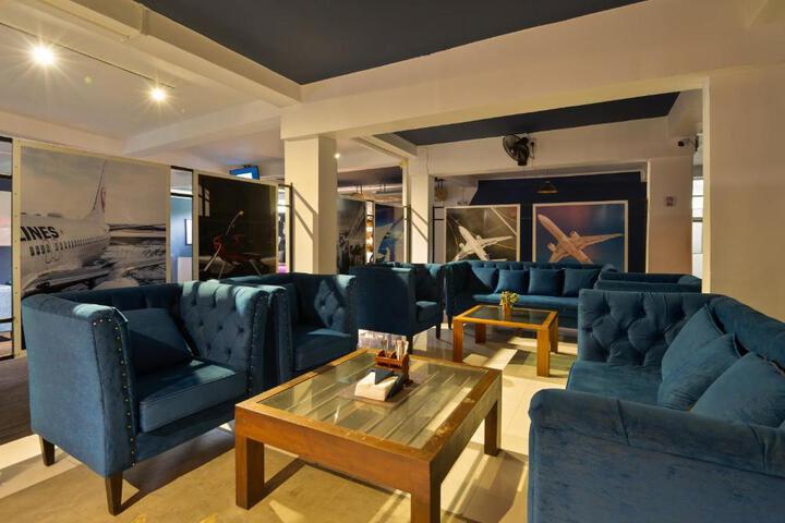 Lounge 2 of 23