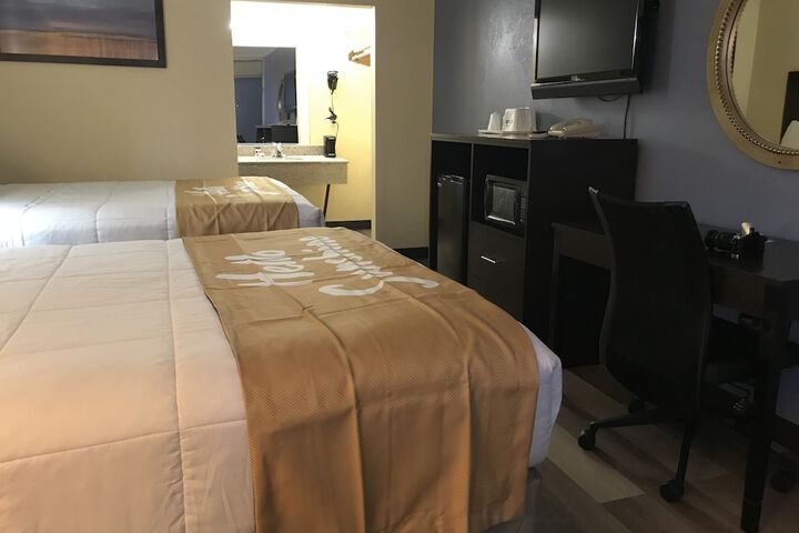 2 Queen Beds (9 of 11)