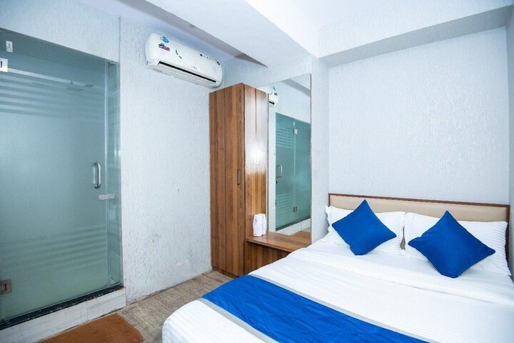 Room 5 of 16