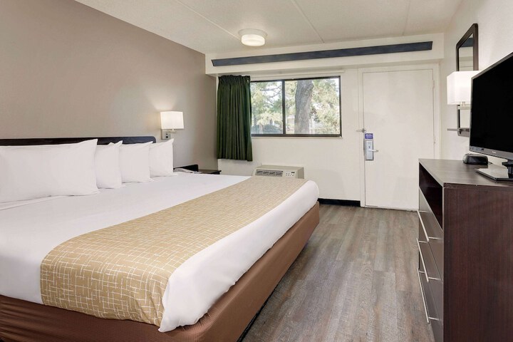 1 King Bed (9 of 10)
