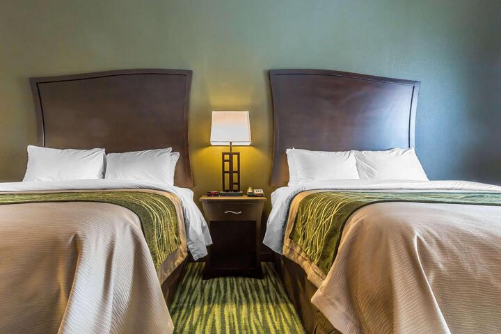 2 Queen Beds Accessible (6 of 16)