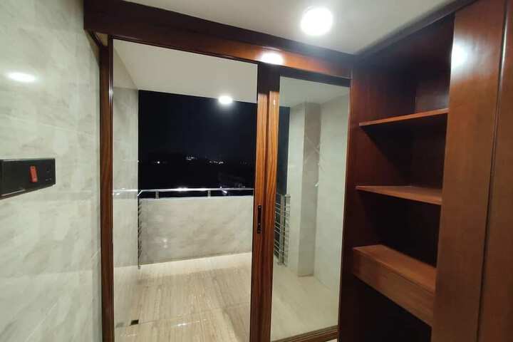 Room 5 of 8