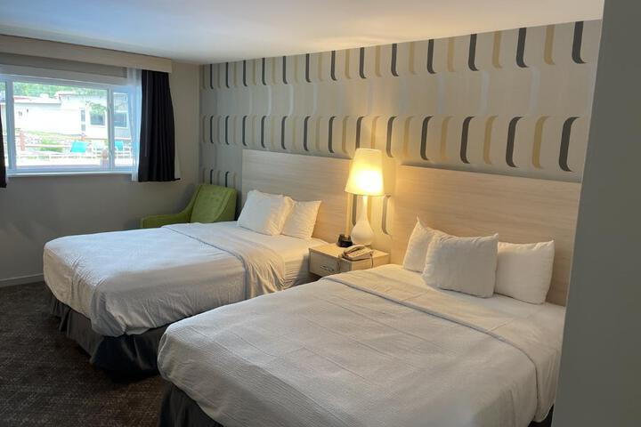 2 Queen Beds Outdoor Pool Area Desk Work Space Refrigerator, Coffee and Tea Maker Full Breakfast (7 of 20)