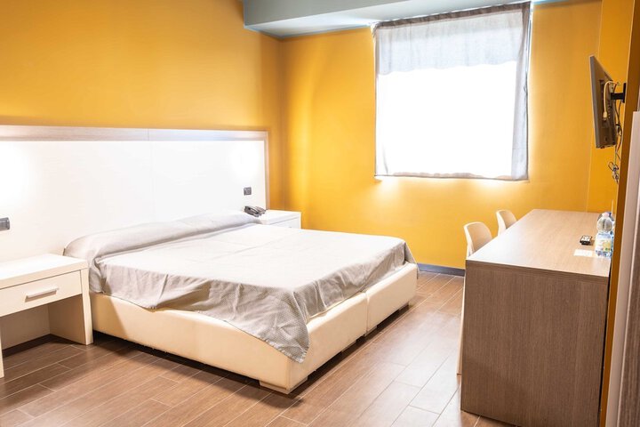 Room 9 of 16