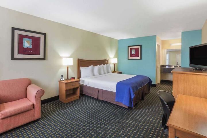 Room 5 of 9