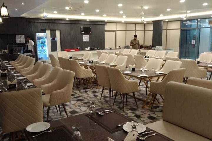 Dining 16 of 19