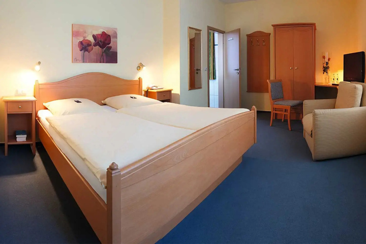 Room 2 of 10