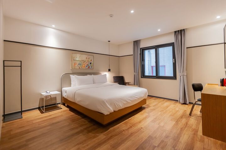 Room 8 of 33