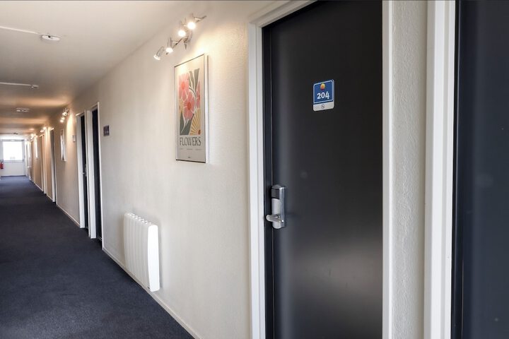 Handrails in hallways