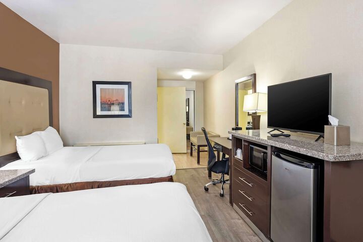 2 Double Beds High Speed Internet Accessible Microwave and Refrigerator, Coffee Maker, Hairdryer Iron and Ironing Board Full Breakfast (6 of 9)