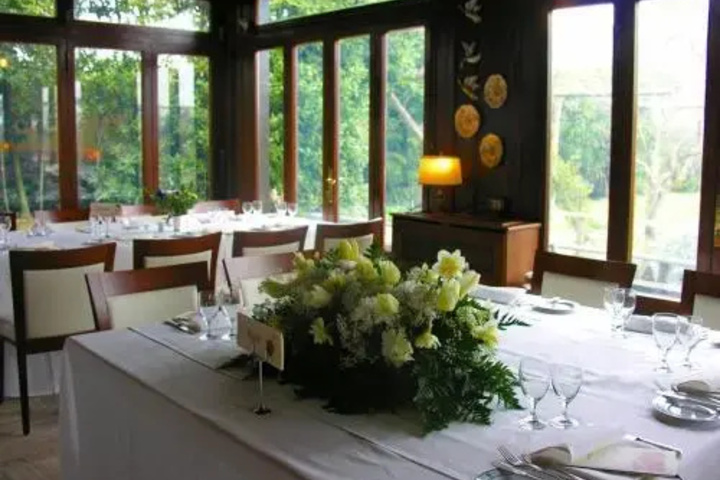 Dining 12 of 13