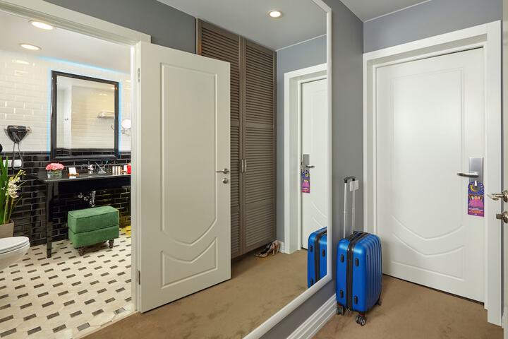 Room 7 of 33