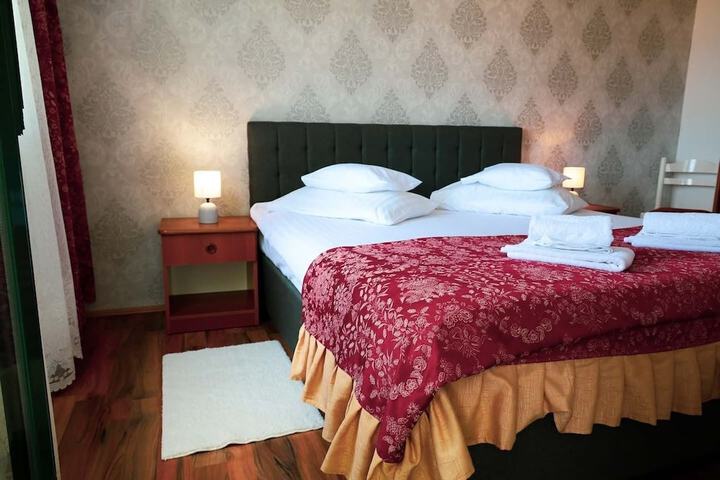Room 33 of 102