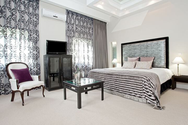 Room 25 of 132