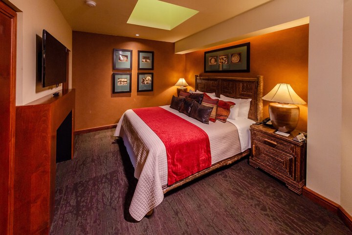 Deluxe King Bed (28 of 30)