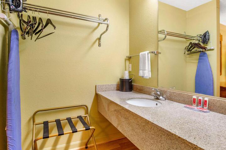 2 Double Beds (4 of 9)