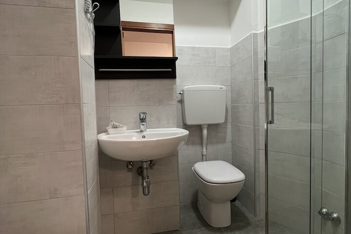 Room 6 of 9