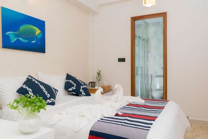 Room 4 of 9