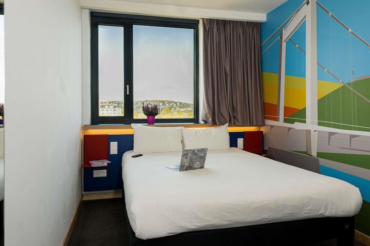 Room 22 of 68