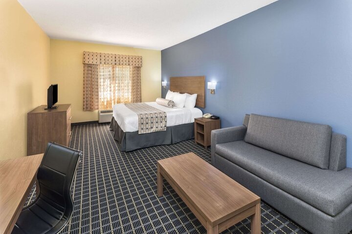 1 King Bed (4 of 10)