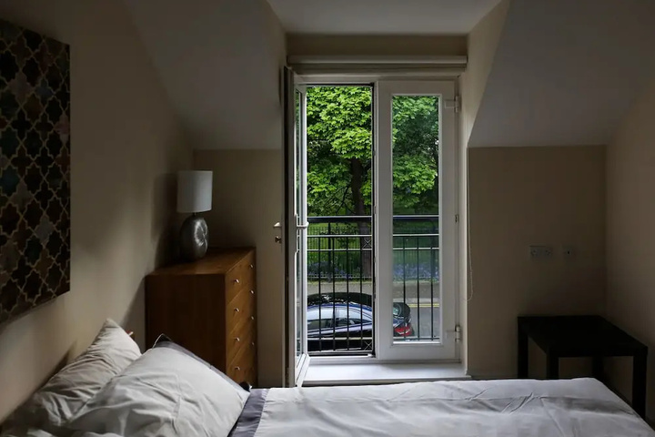 Room 5 of 10