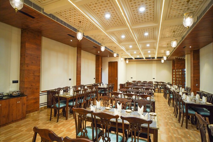 Dining 44 of 47