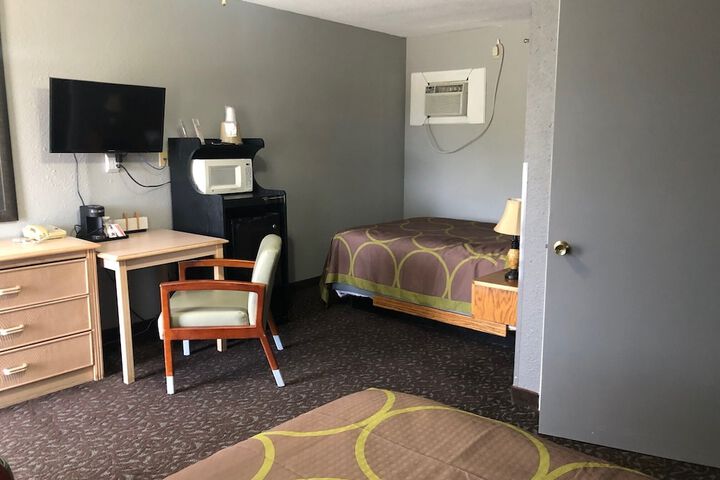 Room 8 of 33