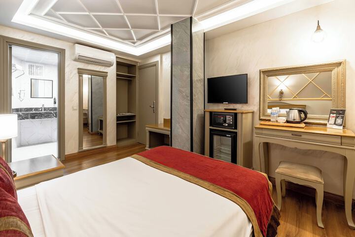 Room 8 of 84