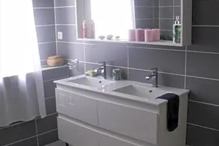 Room 4 of 8