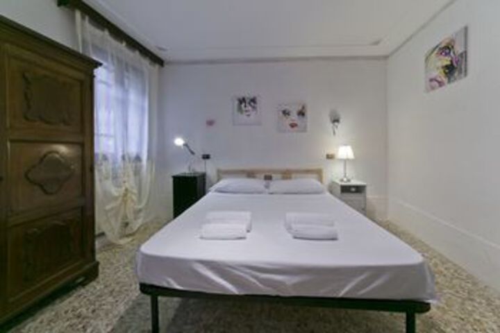 Room 7 of 12