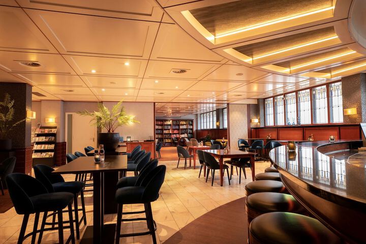 Lounge 121 of 132