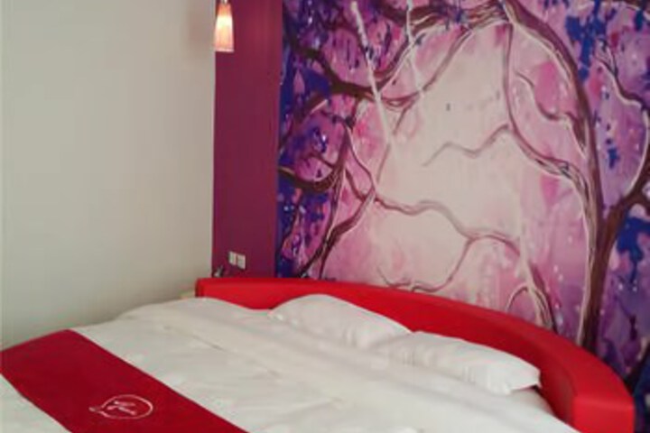 Room 4 of 7