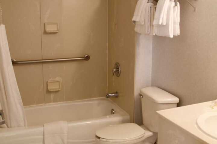 1 King Bed Suite (17 of 19)