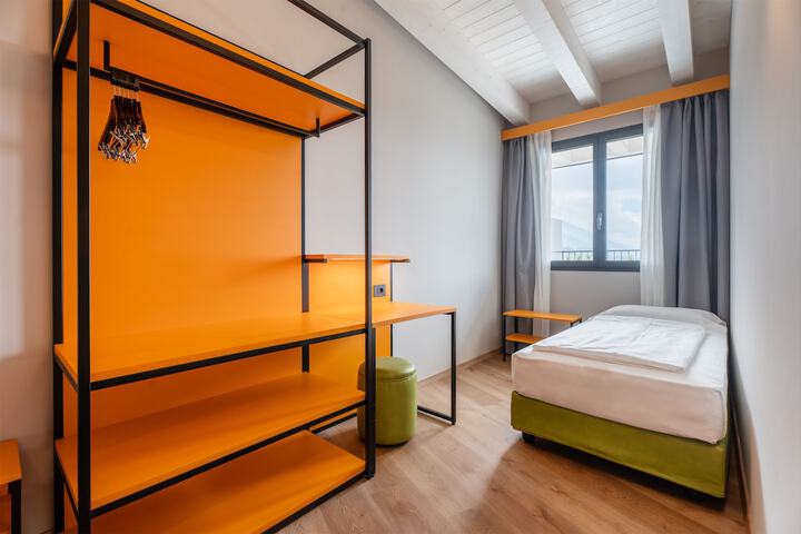 Room 25 of 138