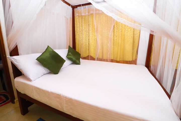 Room 6 of 18